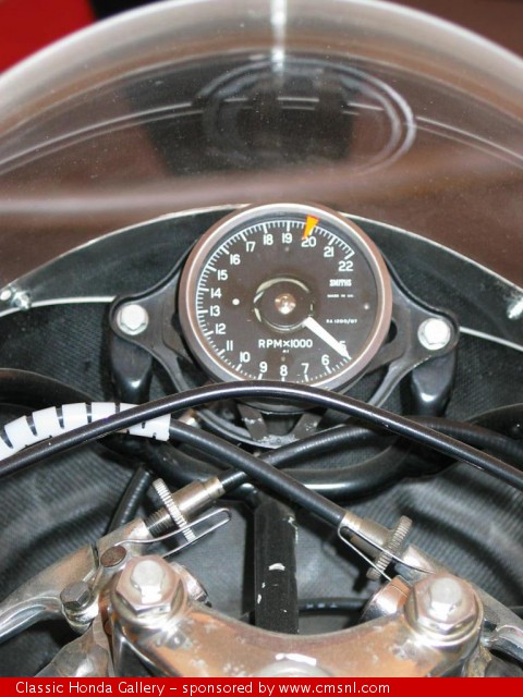 200508291453580.Honda%20RC116%20Tach%20and%20controls.jpg